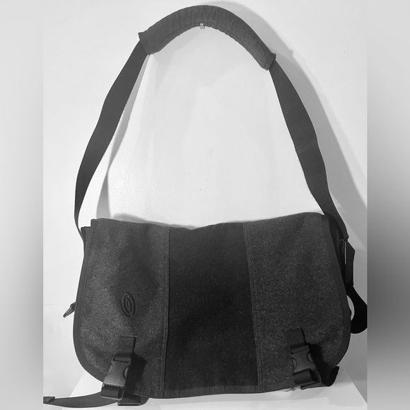 TIMBUK2 Black Messenger Bag barely used! Built to last! - Picture 1 of 11